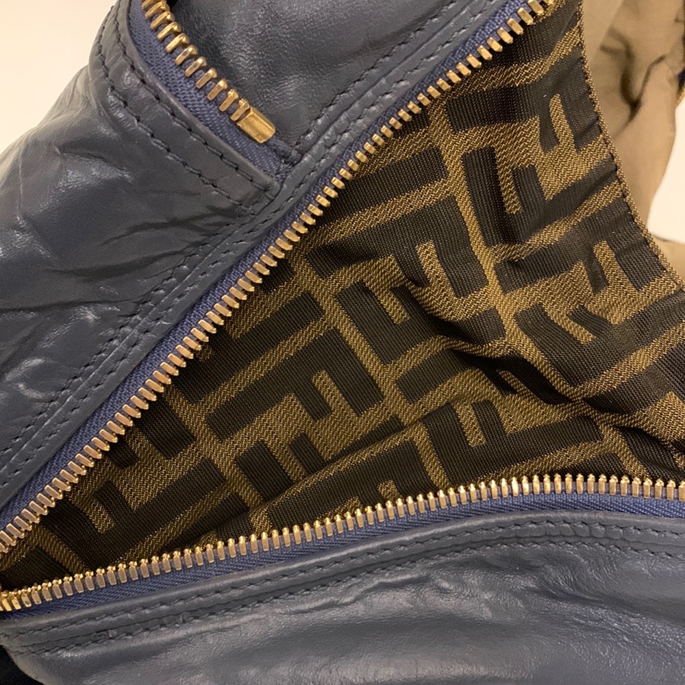 ♥️ Large Leather Fendi Shoulder Bag♥️ - Picture 14 of 17